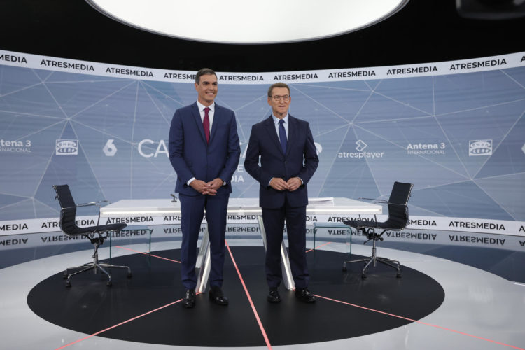 Los candidatos a la presidencia del Gobierno, el socialista Pedro Sánchez (i) y el popular Alberto Núñez Feijoo, antes de iniciar el debate electoral este lunes en Madrid. EFE/ Juanjo Martín.