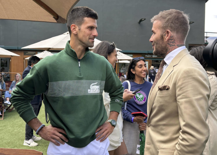 El tenista serbio Novak Djokovic (i) habla con el exjugador británico de fútbol David Beckham en el marco del torneo de tenis de Wimbledon, este miércoles en Londres (Reino Unido). Djokovic se enfrenta este miércoles al australiano Jordan Thompson en la segunda ronda de la competición. EFE/Manuel Sánchez Gómez