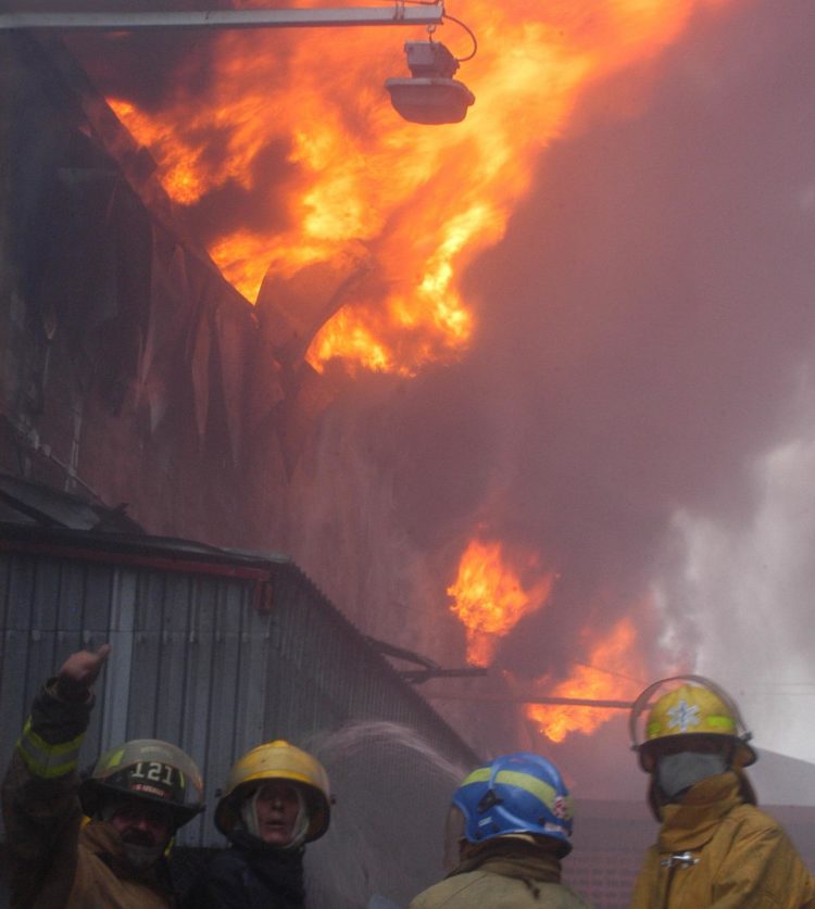 Fotografía de archivo de bomberos que intentan sofocar un incendio. EFE/GERARDO PÉREZ