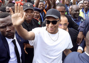 El futbolista Kylian Mbappé visita Camerún, el país de su padre, por primera vez