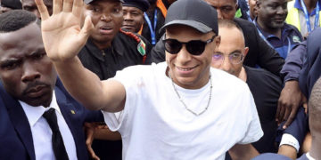 El futbolista Kylian Mbappé visita Camerún, el país de su padre, por primera vez