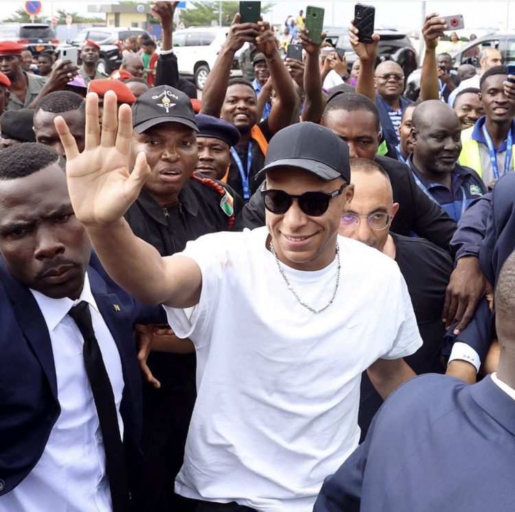El futbolista francés Kylian Mbappé, estrella del Paris Saint-Germain, empezó este jueves una visita no anunciada a Camerún.