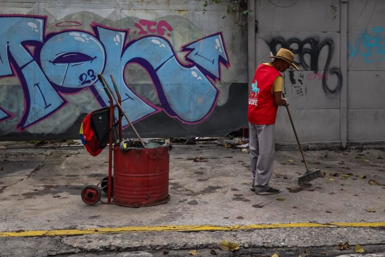 Un hombre barre en una calle en Caracas (Venezuela). EFE/ Miguel Gutiérrez