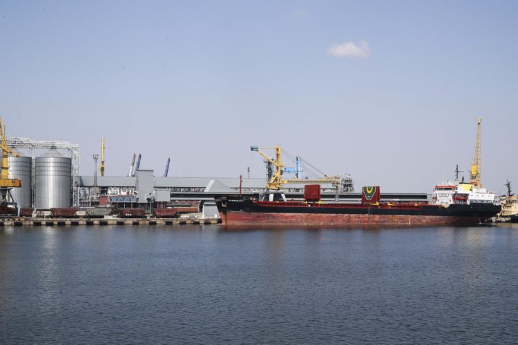 Imagen de archivo del puerto de Odesa, en Ucrania, donde los barcos cargan grano procedente del país. EFE/EPA/MANUEL DE ALMEIDA
