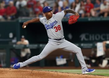 Los Rojos logran tres jonrones en la sexta para ganar a Arizona y acechar a los Cerveceros