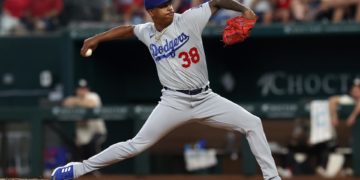 Los Rojos logran tres jonrones en la sexta para ganar a Arizona y acechar a los Cerveceros
