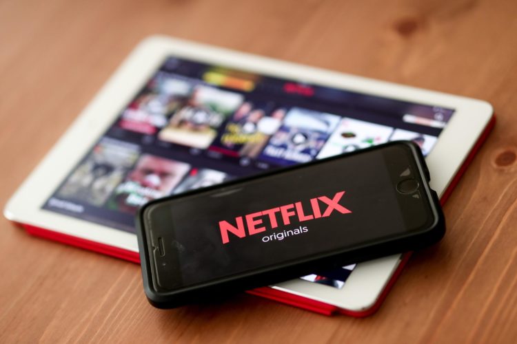 Netflix alcanza los 238,4 millones de suscriptores durante el segundo trimestre de 2023, el mayor número de abonados en la historia de la compañía, que logró un beneficio neto de 1.488 millones de dólares. En la imagen un registro de archivo de un celular y una tableta al usar la plataforma de contenidos audiovisuales Netflix. EFE/Sedat Suna
