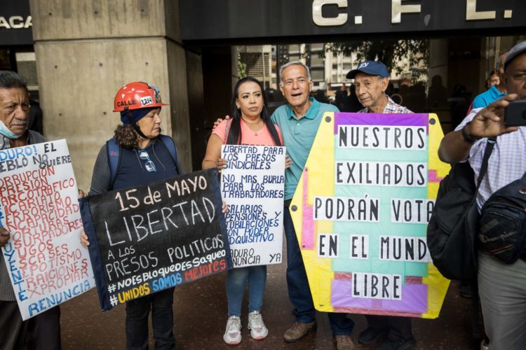 Un grupo de personas protestar por mejoras salariales en Caracas (Venezuela), en una fotografía de archivo. EFE/Miguel Gutiérrez