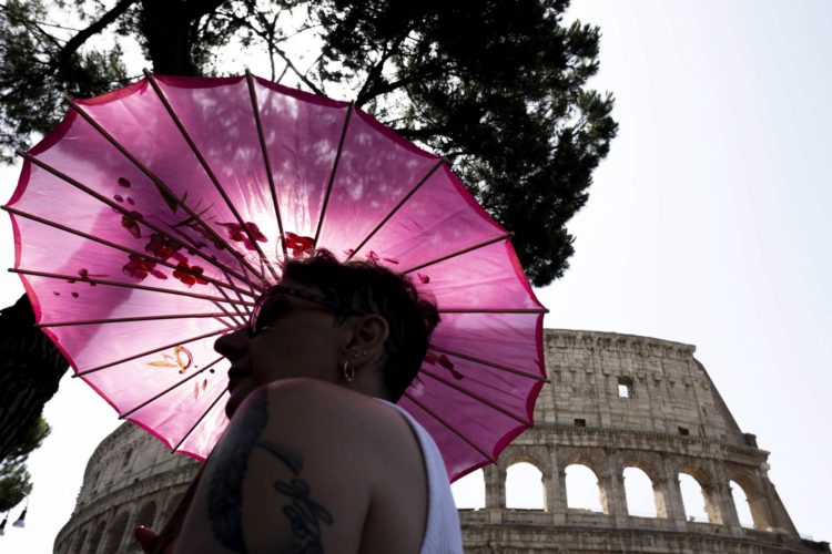 Una turista se protege del sol mientras visita los alrededores del Coliseo en Roma, Italia. ayer. EFE/ Massimo Percossi
