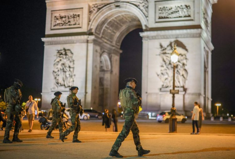 Varios militares en torno al Arco de Triunfo de París. EFE/EPA/OLIVIER MATTHYS