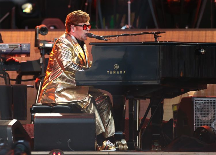 Foto de archivo del pasado junio del cantante Elton John, que ha terminado su gira de despedida en Estocolmo, cuando tocó dentro de la misma gira en el Festival de Glastonbury. EFE/EPA/ADAM VAUGHAN