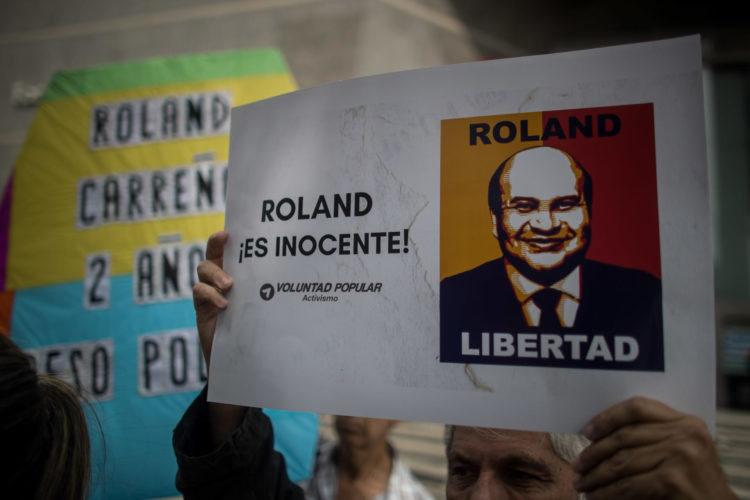 Una persona levanta un cartel en apoyo al periodista Roland Carreño, en una fotografía de archivo. EFE/Miguel Gutiérrez