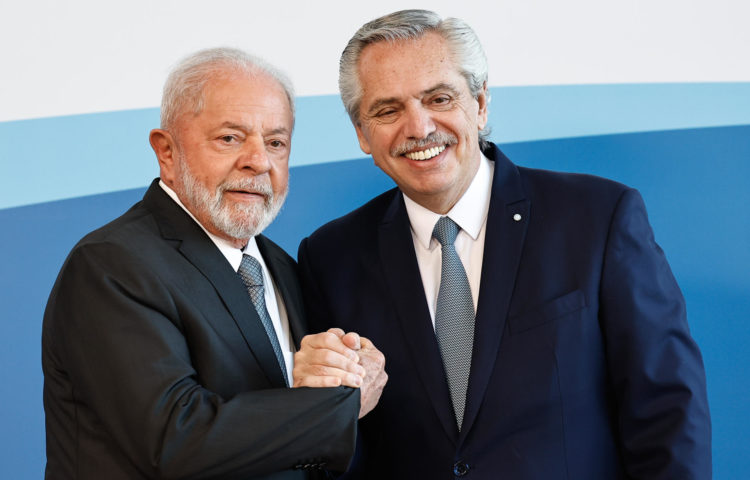 El presidente de Argentina, Alberto Fernández (d), saluda a su homólogo de Brasil, Luiz Inácio Lula da Silva, durante la cumbre del Mercosur, hoy, en Puerto Iguazú (Argentina). EFE/Juan Ignacio Roncoroni