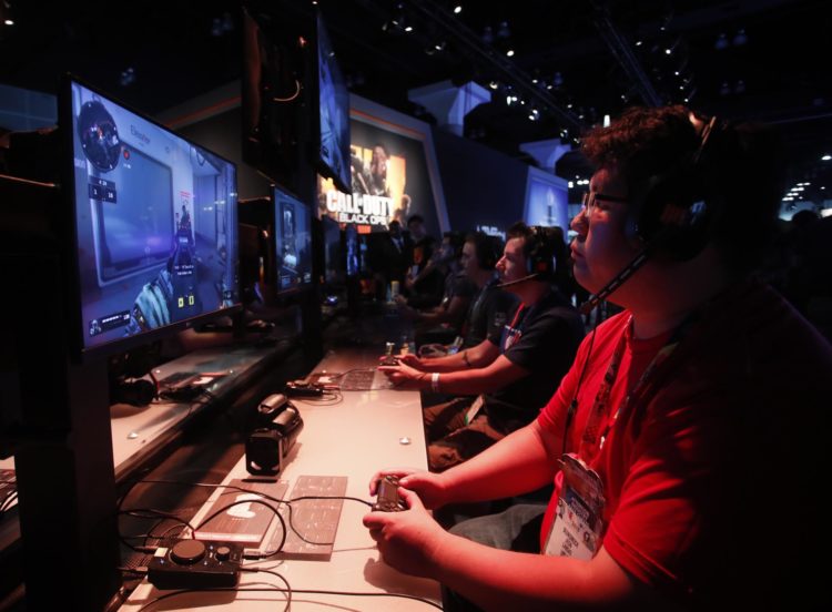 Personas juegan a Call of Duty durante la Electronic Entertainment Expo. EFE/ MIKE NELSON