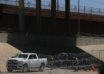 Texas refuerza barricada de alambre pese a orden del Gobierno de EE.UU. para retirarla