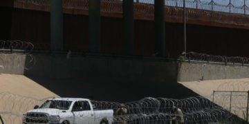 Texas refuerza barricada de alambre pese a orden del Gobierno de EE.UU. para retirarla