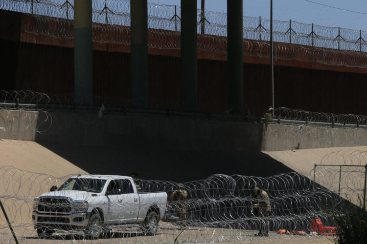 Miembros de la Guardia Nacional de Texas refuerzan la frontera norte con púas aceradas debajo del Puente Internacional Reforma, el 28 de julio de 2023 en Ciudad Juárez, Chihuahua (México). EFE/Luis Torres