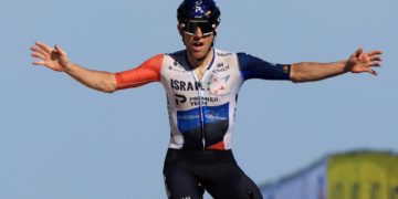 Woods se une a la leyenda del Puy de Dôme y Pogacar se acerca a Vingegaard