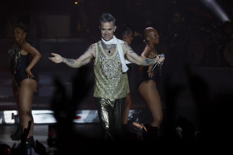 El artista británico Robbie Williams, durante su actuación en el Gozo festival, en la que también intervinieron Hombres G e Iván Ferreiro, esta noche en el Gozo Festival, en Santiago de Compostela. EFE/Lavandeira jr