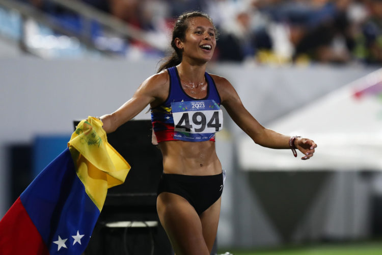 Joselyn Brea de Venezuela celebra al imponer un récord en los juegos hoy, en final 5000m femeninos en los Juegos Centroamericanos y del Caribe en San Salvador (El Salvador). EFE/ José Jácome