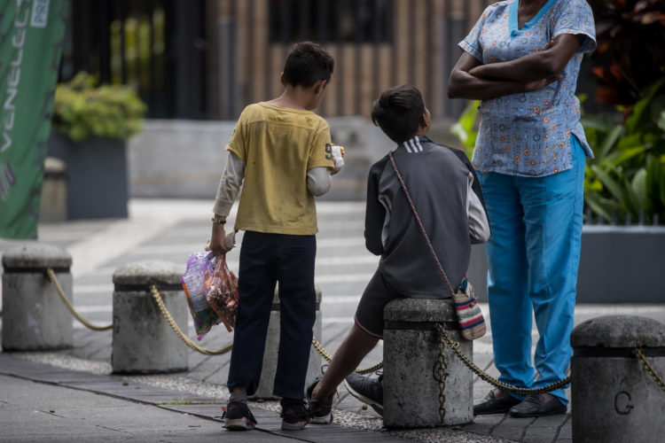 Fotografía que muestra niños mientras venden golosinas en la calle en Caracas (Venezuela). EFE/Miguel Gutierrez