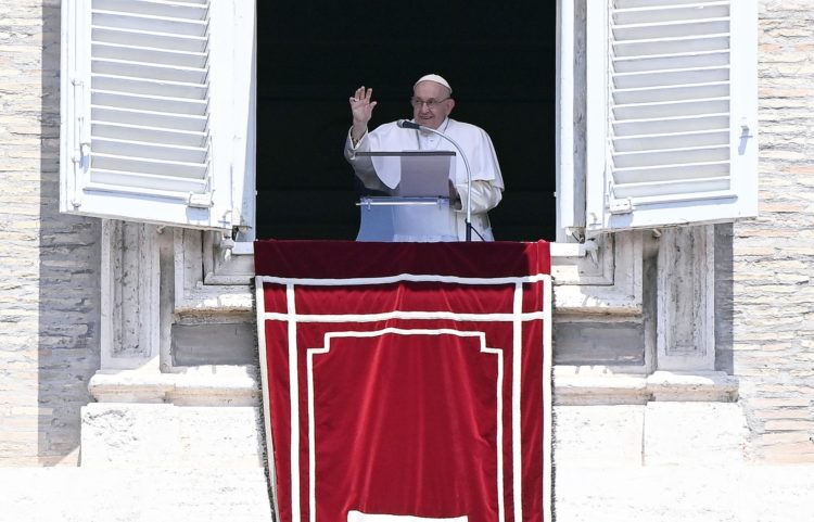 El papa Francisco dirige su oración dominical del Ángelus desde la ventana de su oficina con vista a la Plaza de San Pedro, Ciudad del Vaticano, el 9 de julio de 2023. EFE/EPA/RICCARDO ANTIMIANI