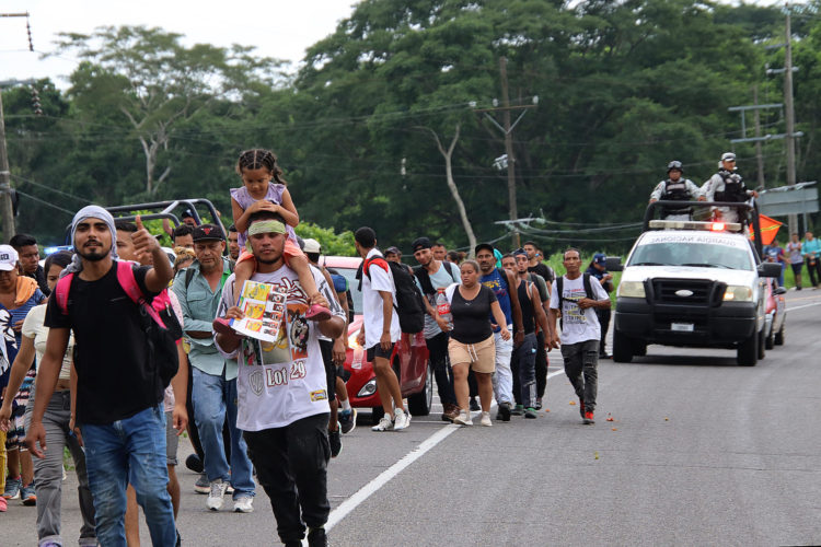 Migrantes caminan en caravana para intentar llegar a EEUU, el 15 de julio de 2023, en la ciudad de Tapachula, estado de Chiapas (México). EFE/Juan Manuel Blanco