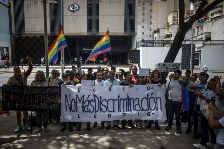 Miembros de la comunidad LGBTI y activistas participan hoy en una manifestación en las inmediaciones del Ministerio Público, en Caracas (Venezuela). EFE/Miguel Gutiérrez