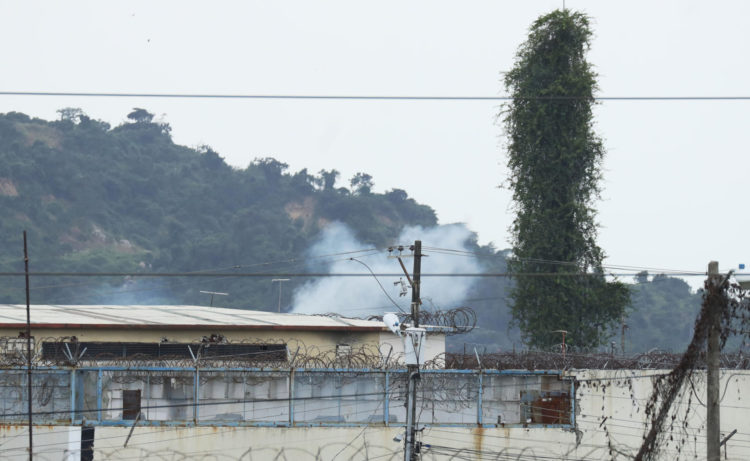 Una columna de humo sobresale en la Penitenciaría del Litoral, el pasado 23 de julio en la ciudad de Guayaquil (Ecuador). EFE/ Jonathan Miranda