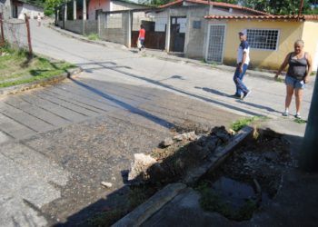 Botes de aguas blancas afectan viviendas en Las Brisas San Luis parte alta