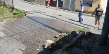 Botes de aguas blancas afectan viviendas en Las Brisas San Luis parte alta