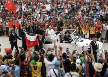 El papa celebró un acto ante más de un millón de jóvenes y les animó a levantarse siempre