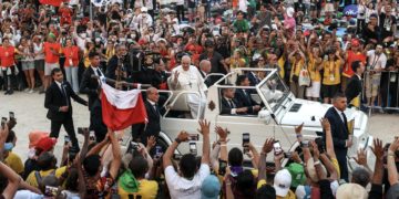 El papa celebró un acto ante más de un millón de jóvenes y les animó a levantarse siempre