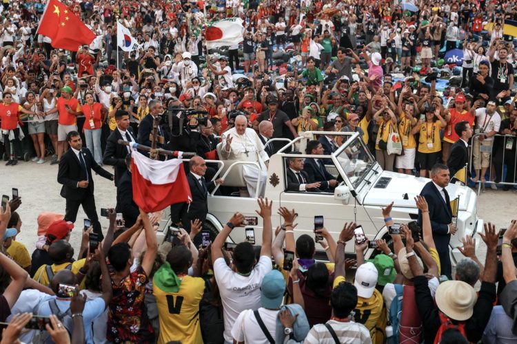Personas acuden a la vigilia del papa Francisco en Lisboa, Portugal, como parte de la Jornada Mundial de la Juventud, este 5 de agosto de 2023. EFE/Jose Sena Goulao/Pool
