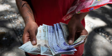 La moneda venezolana acelera depreciación en agosto al perder 9,4 % de valor frente al dólar