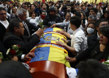 Decenas de ecuatorianos acuden a dar el último adiós al asesinado candidato Villavicencio
