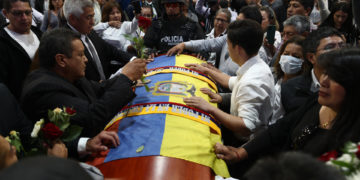 Decenas de ecuatorianos acuden a dar el último adiós al asesinado candidato Villavicencio