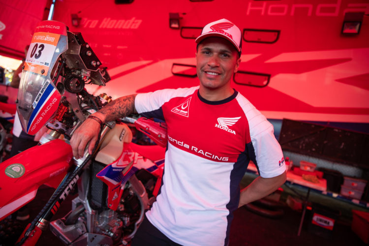 El piloto argentino Martin Duplessis del equipo Honda, que compite este año en el Rally dos Sertões, posa el 13 de agosto de 2023 en Petrolina (Brasil). EFE/André Coelho