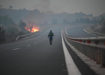 Grecia arde por sexto día consecutivo y padece el mayor incendio registrado en la UE