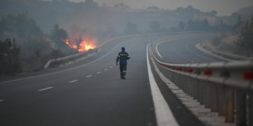 Grecia arde por sexto día consecutivo y padece el mayor incendio registrado en la UE