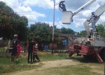 Colocan lámparas y luminarias en parroquia  Valmore Rodríguez de Sucre