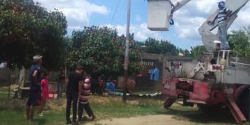 Colocan lámparas y luminarias en parroquia  Valmore Rodríguez de Sucre