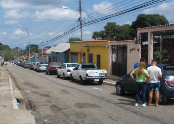 Largas colas de vehículos en Betijoque para adquirir gasolina
