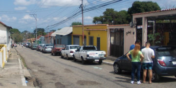 Largas colas de vehículos en Betijoque para adquirir gasolina