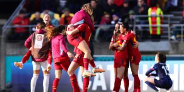 Salma Paralluelo permite a España seguir soñando y Suecia bate a Japón a balón parado