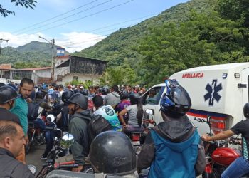 Táchira | Habitantes de El Corozo trancaron la vía a Los Llanos para exigir que arreglen la carretera colapsada por falta de mantenimiento