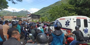Táchira | Habitantes de El Corozo trancaron la vía a Los Llanos para exigir que arreglen la carretera colapsada por falta de mantenimiento