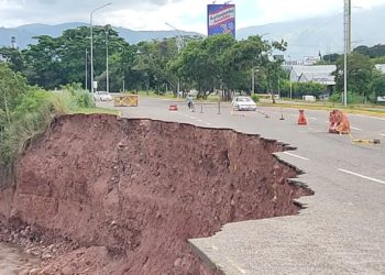 Un gran hueco adorna una de las principales avenidas de San Cristóbal