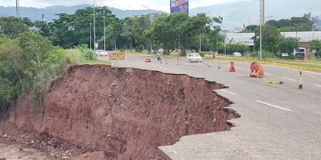 Un gran hueco adorna una de las principales avenidas de San Cristóbal