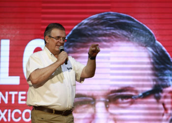 Ebrard critica declaraciones de gobernador de Florida, DeSantis, y lo acusa de racista